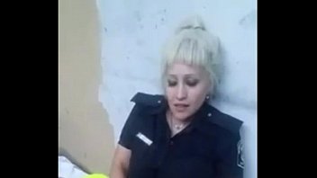 Женщина из полиции мастурбирует киску